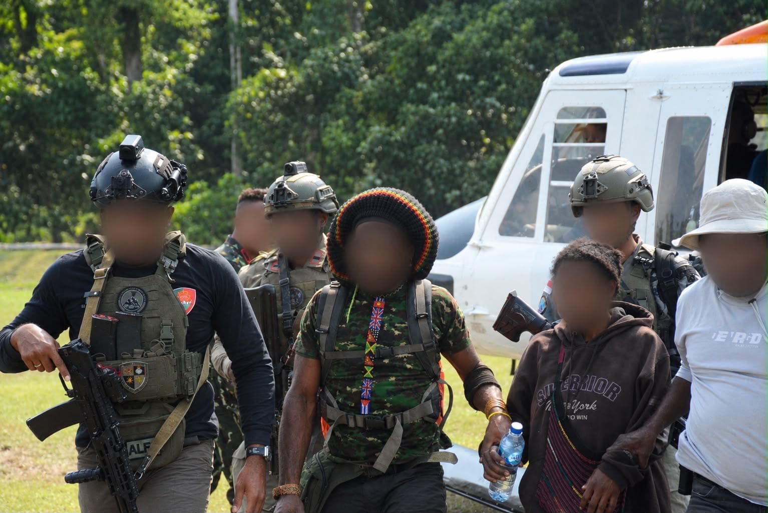 Penyelamatan warga yang menjadi korban penculikan kelompok kriminal bersenjata (KKB) di Kabupaten Mimika. (Sumber: Humas Operasi Damai Cartenz 2026)
