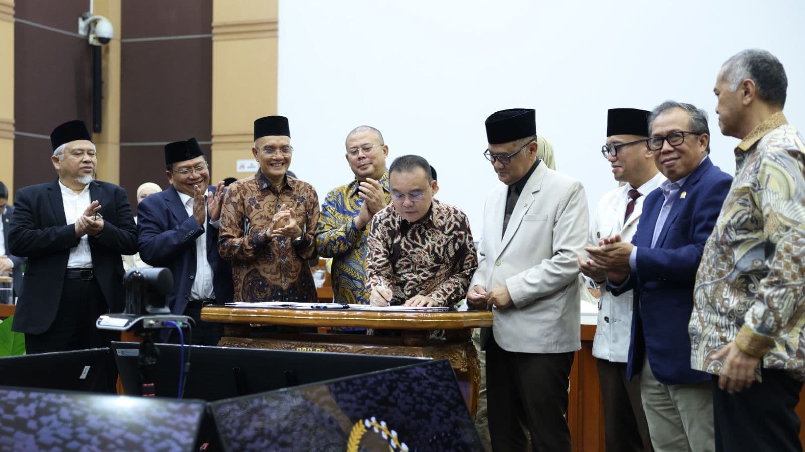 Pemerintah bersama Panitia Kerja (Panja) Komisi VIII DPR RI menetapkan rata-rata Biaya Penyelenggaraan Ibadah Haji (BPIH) 1448 H/2027 M sebesar Rp98.466.351 per jemaah. (Foto: DPR RI)