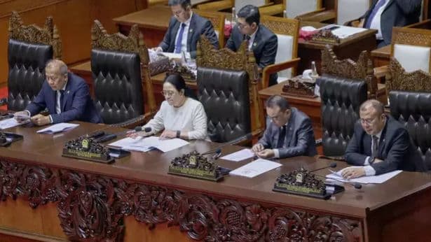 Ketua DPR RI Puan Maharani memimpin Rapat Paripurna DPR RI yang mengesahkan Rancangan Undang-Undang (RUU) Pelindungan Ketenagakerjaan menjadi undang-undang.